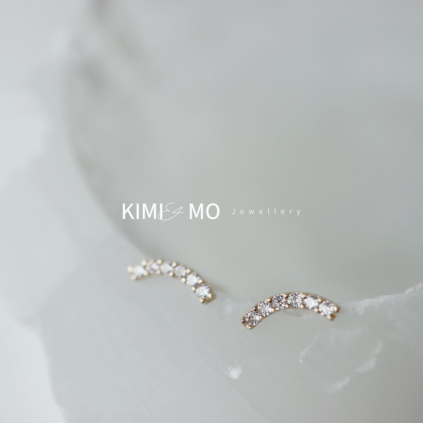 Curve Pavé Diamond Bar Stud - Or Vermeil et Argent Sterling - **Collection Minimaliste**