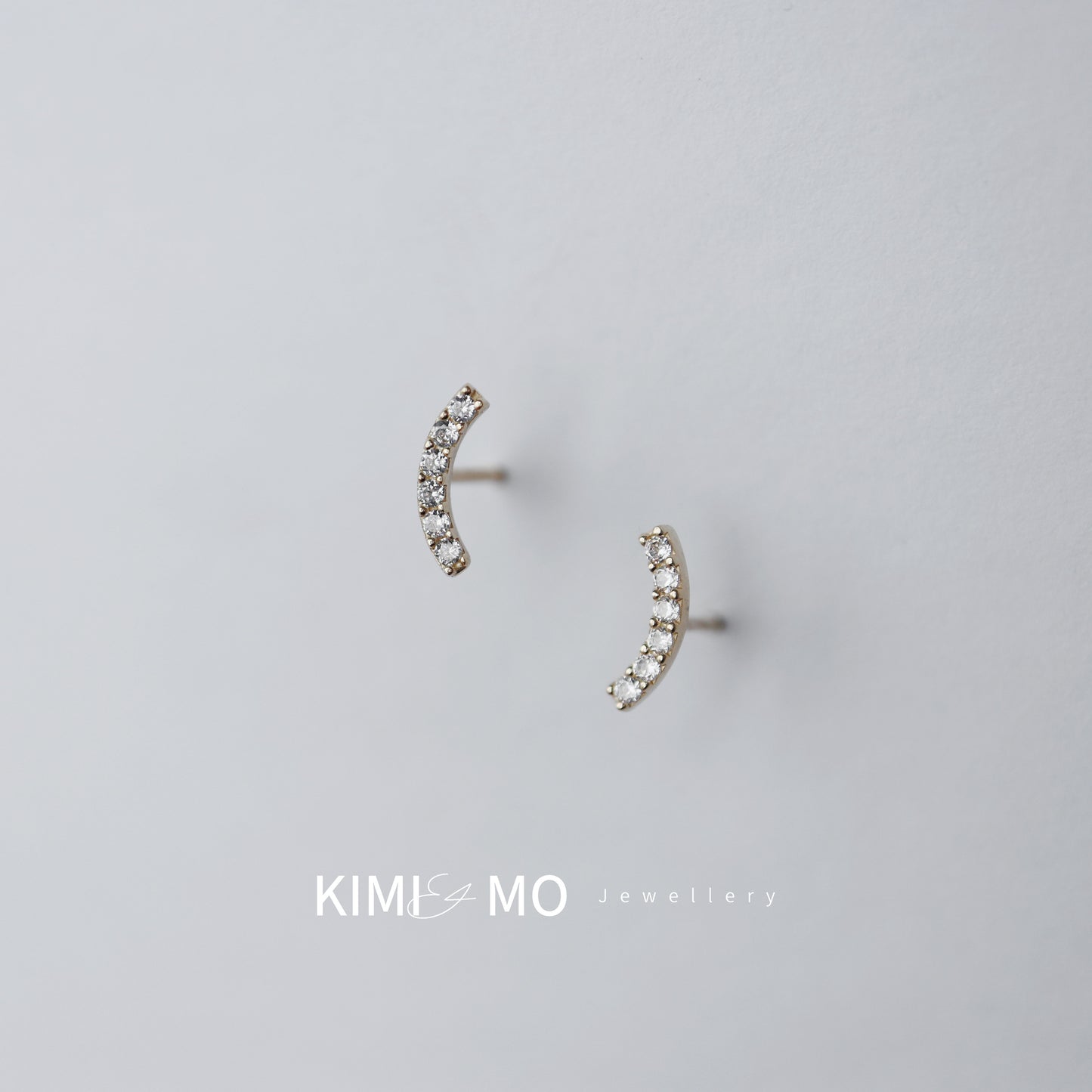 Curve Pavé Diamond Bar Stud - Or Vermeil et Argent Sterling - **Collection Minimaliste**