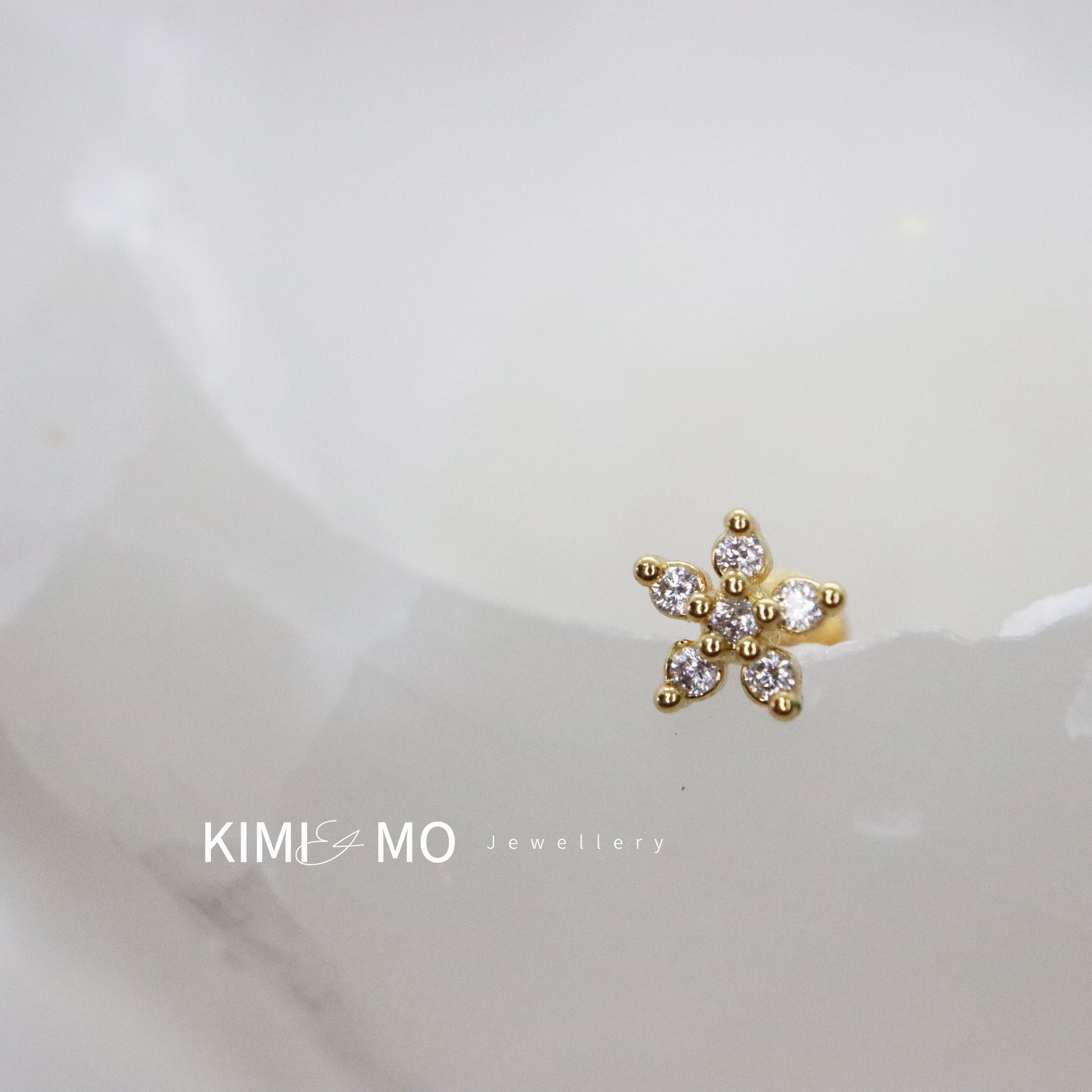 Timeless flower motif stud earrings in gold with gems