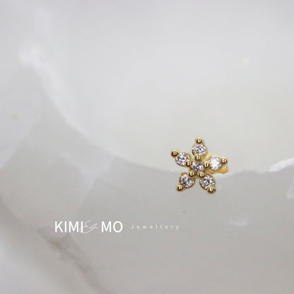 Timeless flower motif stud earrings in gold with gems