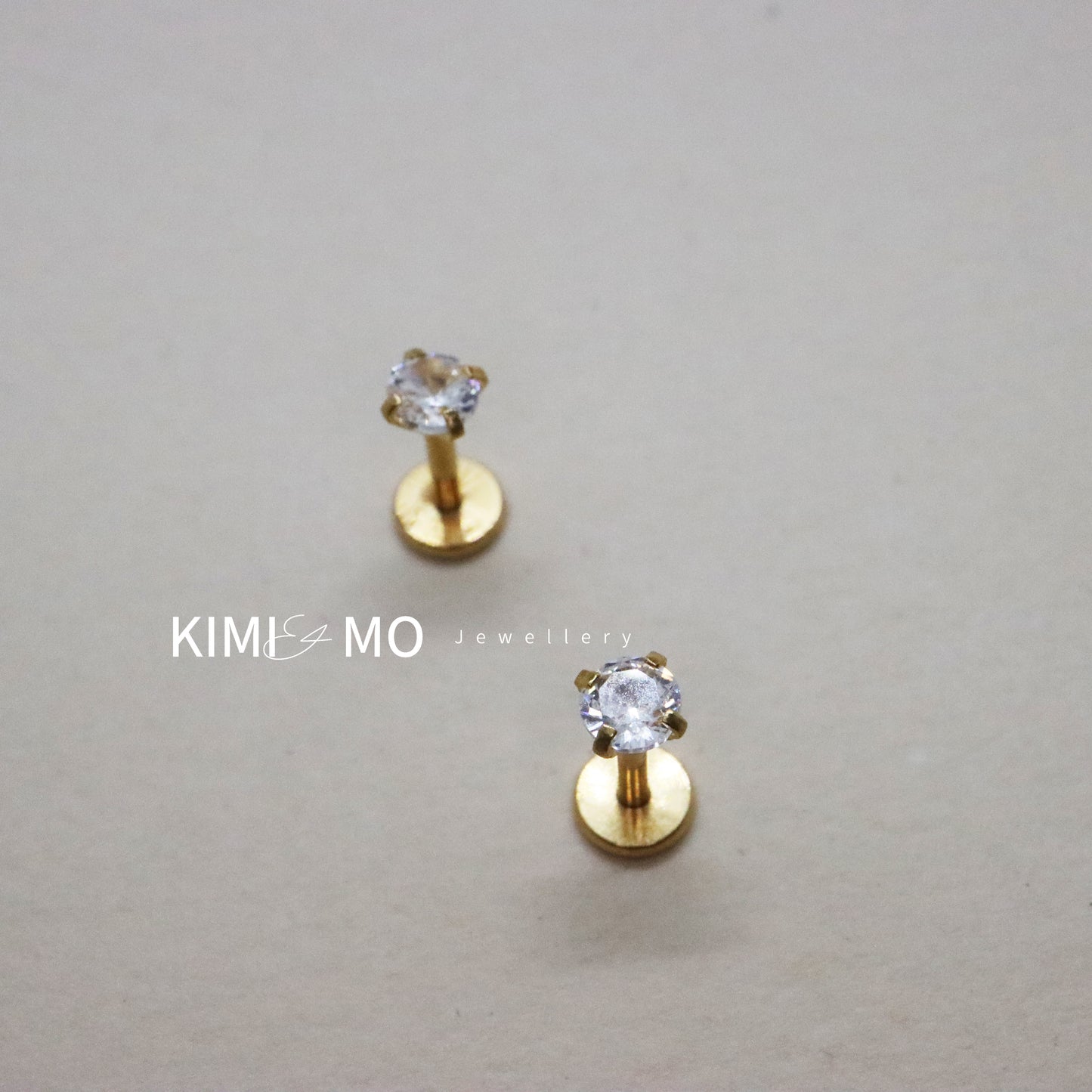 Timeless gold stud earrings with sparkling round gem