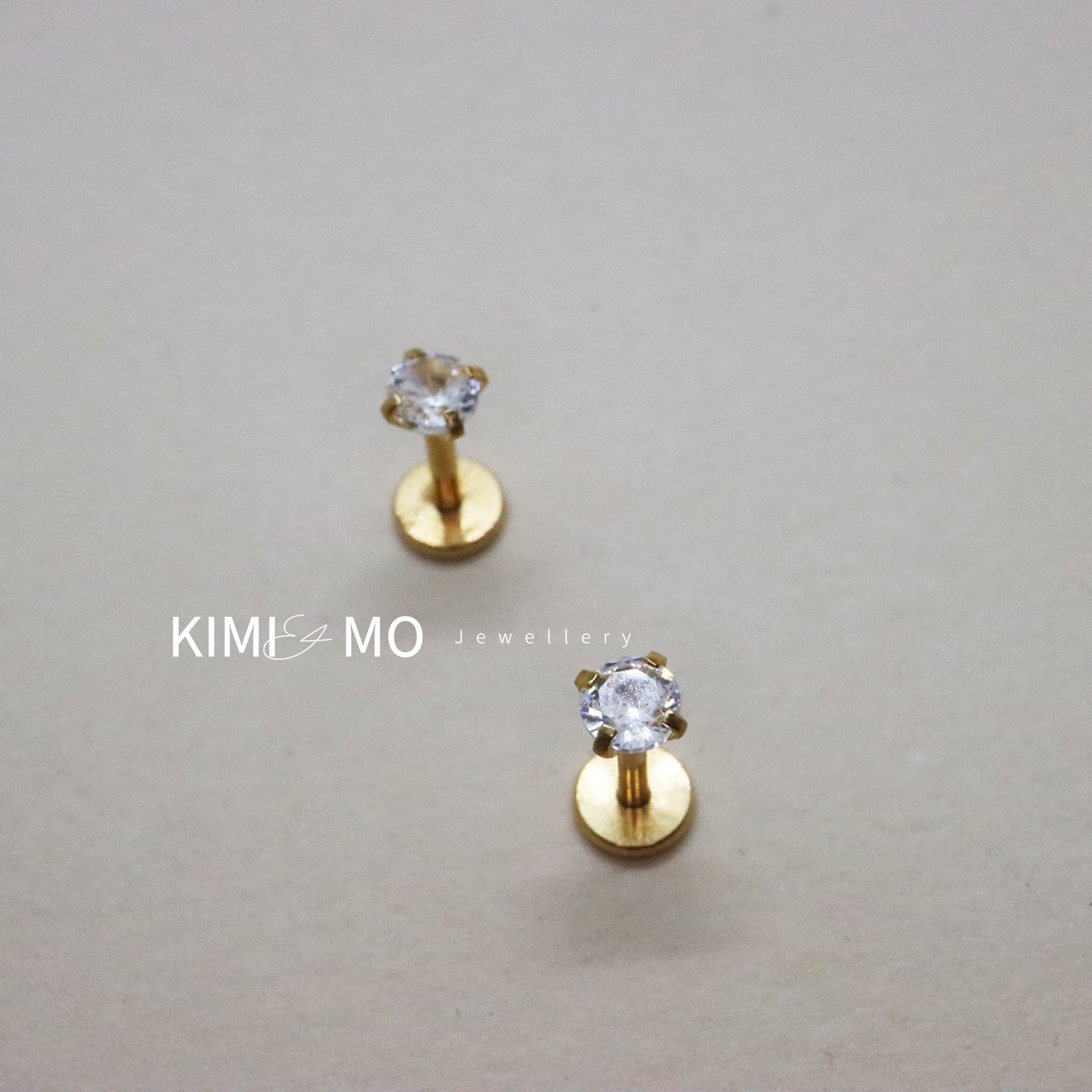 Timeless gold stud earrings with sparkling round gem