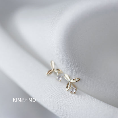 Mini Flower Stud - Or massif 9K - **Collection florale**