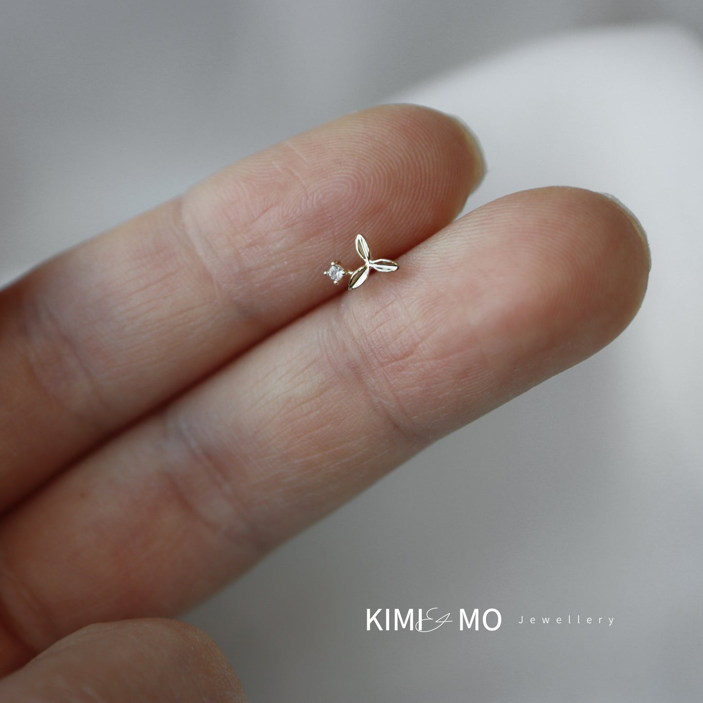 Mini Flower Stud - Or massif 9K - **Collection florale**