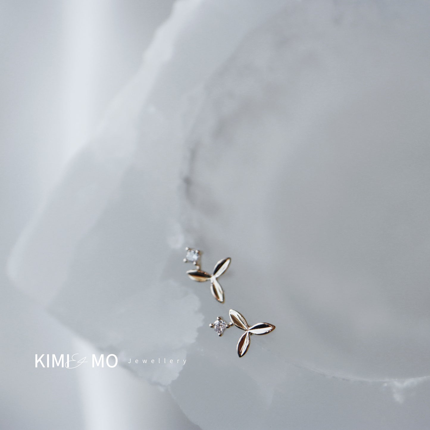 Mini Flower Stud - Or massif 9K - **Collection florale**